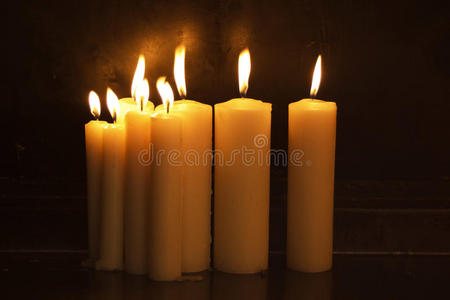 在黑暗中点蜡烛图片