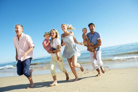 享受海滩度假的多代家庭图片