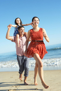 一家人在海滩上玩得开心