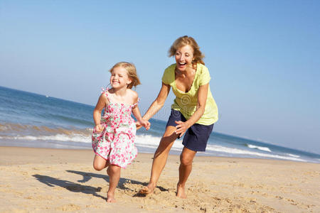 奶奶和孙女在沙滩上奔跑