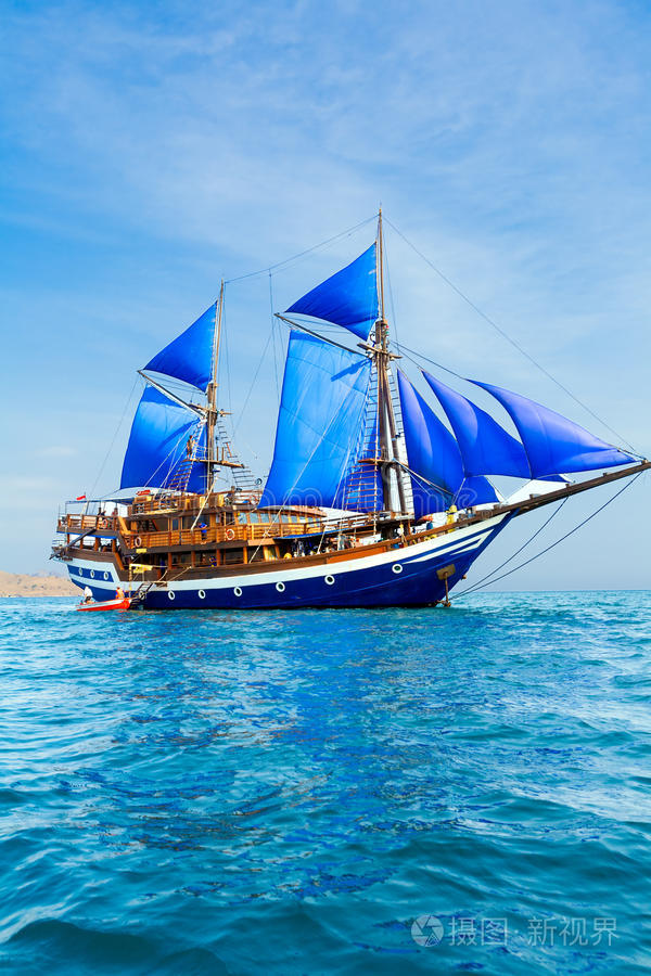 蓝色帆的老式木船
