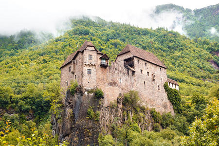 乡村风景如画，有城堡。