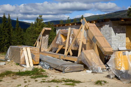 带车库的施工小屋