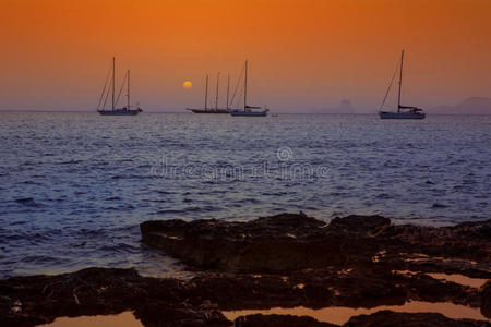 从福尔门特拉看伊比沙岛的彩色日落