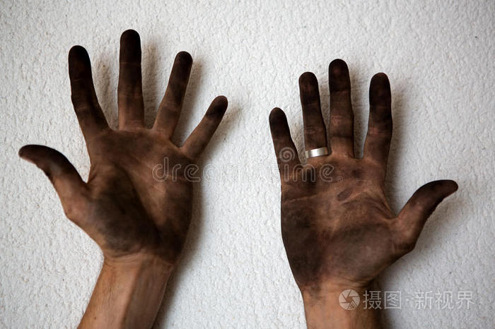 黑色肮脏的人双手张开白色的手掌