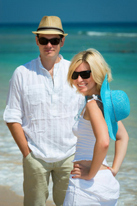 热带海滩上幸福的年轻夫妇