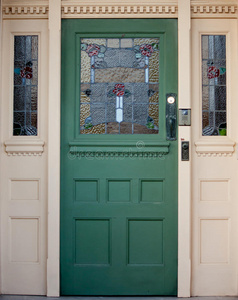 复古黄色门带彩色玻璃的复古木门照片