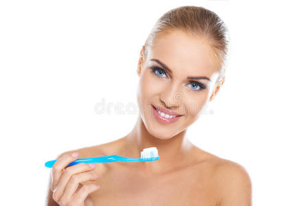 一个女人刷牙的特写肖像