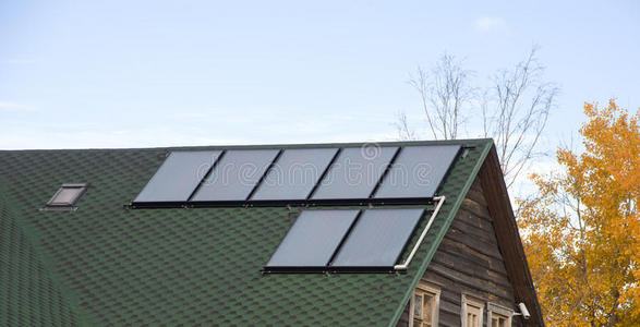 屋顶上的太阳能电池板