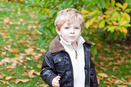 秋天公园里可爱的小男孩