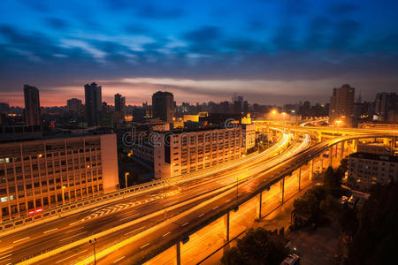 黎明时高架道路