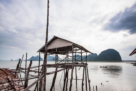 岛上正在建造的木屋。