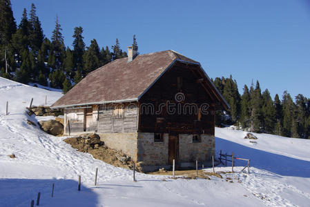 雪山边的小屋