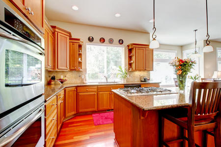 木质豪华大厨房，红色和花岗岩。