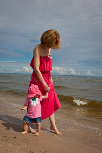 妈妈带着孩子在海滩上玩得很开心