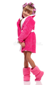 穿着粉红色浴袍的小女孩