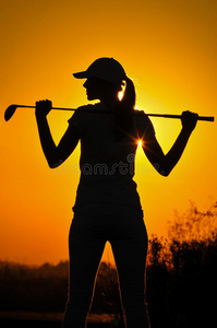 日出时的女高尔夫球手