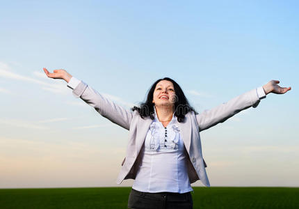 兴奋蓝色西装一个穿着西装双手举着的女人照片