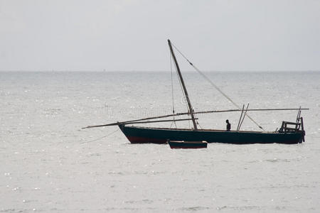 坦桑尼亚印度洋的传统独桅帆船图片