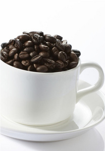 咖啡豆放在一个空背景的杯子里