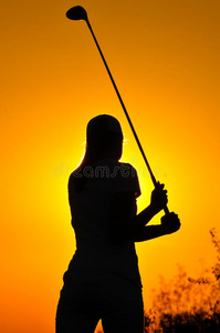 日出时的女高尔夫球手