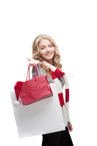 年轻微笑的女人拿着购物袋
