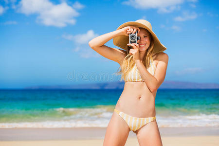 带相机的海滩美女