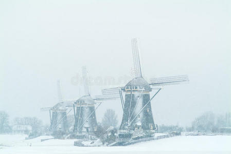 三个荷兰风车在降雪期间