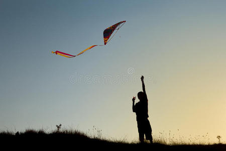 一个男孩放风筝