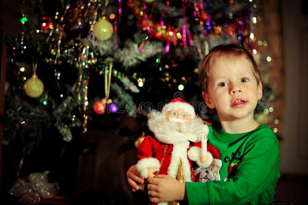 男孩和圣诞树