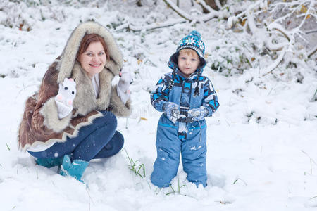 妈妈和小男孩玩雪