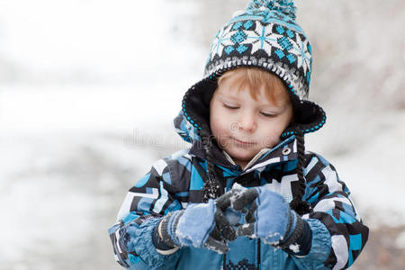 可爱的小男孩玩雪