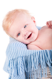 蓝色毯子上的男婴画像