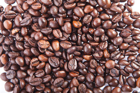 一堆咖啡豆。白色隔离