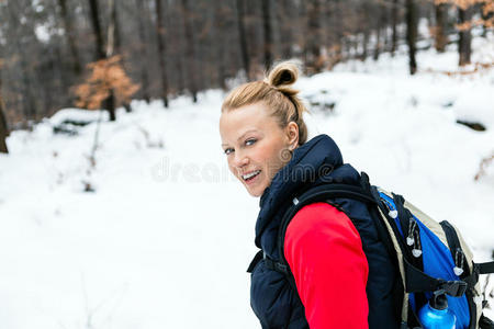 冬林雪上徒步旅行的妇女