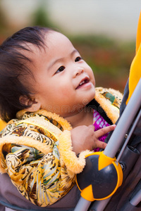 亚洲女宝宝在巡视员微笑图片