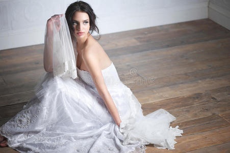 一位穿着礼服的美丽新娘的画像