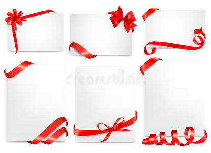 一套精美的卡片，带有带肋的红色礼品蝴蝶结