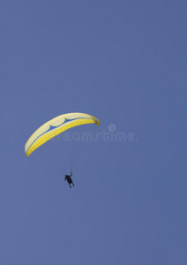 黄色降落伞