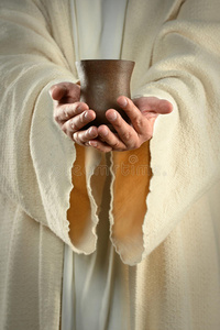 耶稣的手拿着杯子