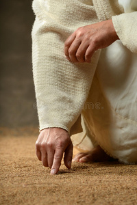 耶稣钉痕的手图片图片