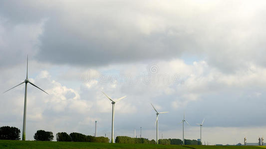 产生绿色能源的风车图片