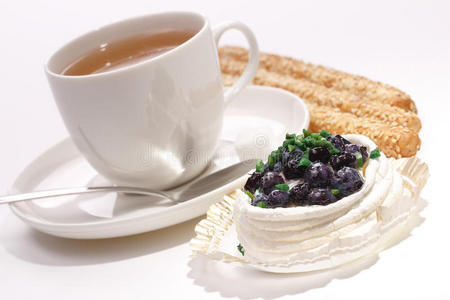蓝莓酥皮蛋糕，配一杯茶和bisc
