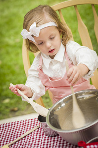 可爱的小女孩玩厨师烹饪