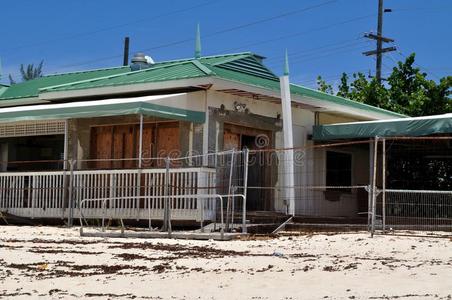风化的海滩小屋废弃海滨别墅照片