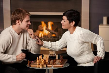年轻夫妇下棋