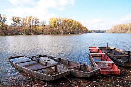 匈牙利，秋天，回水上的扁舟