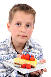 男孩和他的生日芝士蛋糕