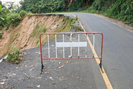 山体滑坡损坏道路图片