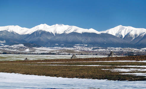 罗哈斯山脉的冬季田野和山峰图片